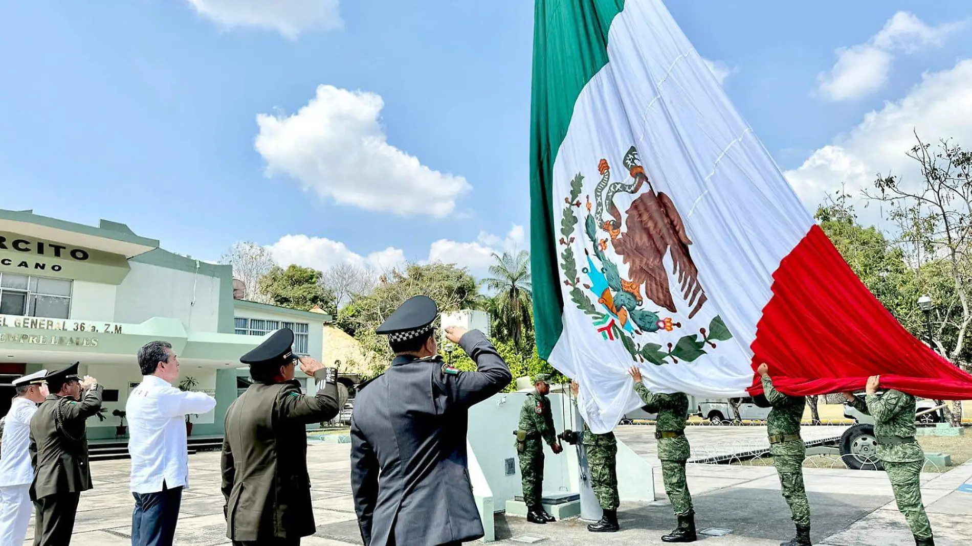 saludando a la bandera